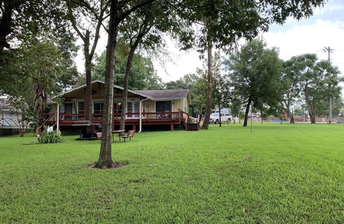 West Livingston House | Your Dream Lakefront Oasis awaits! Spacious 4 bdrm, Livingston, Tx! Fish and fun