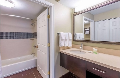 Highlands - Perkins Hotel | Your Home in Baton Rouge's Heart! Pet-friendly Suite w/Kitchen! Parking, Pool!