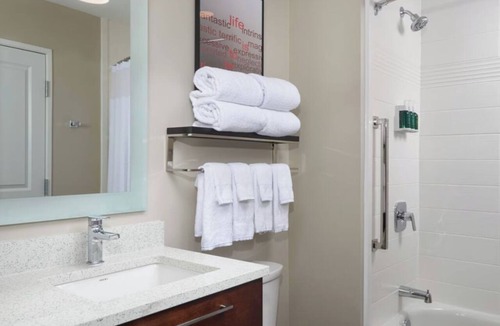 Lake Worth Hotel | Your Room for Rest & Relaxation | Outdoor Pool & Breakfast | Lake Worth - 1.5 mi