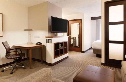 St. Johns Hotel | Zilker Metropolitan Park Tour! Pets Allowed, Swimming Pool, FREE Parking!