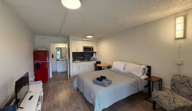 [05] ATX Studio: 1 Queen, Dog Park, Laundry Access
