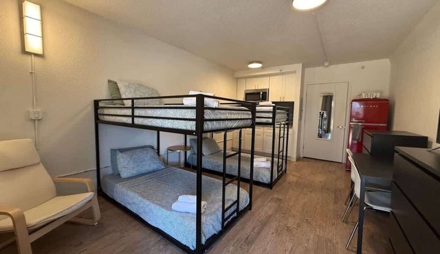 [05] ATX Studio: 2 Bunk Beds, Sleeps 4