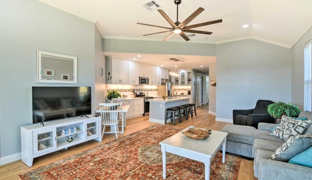 1/2 Mi to Jamaica Beach: Family Gem w/Pool Access