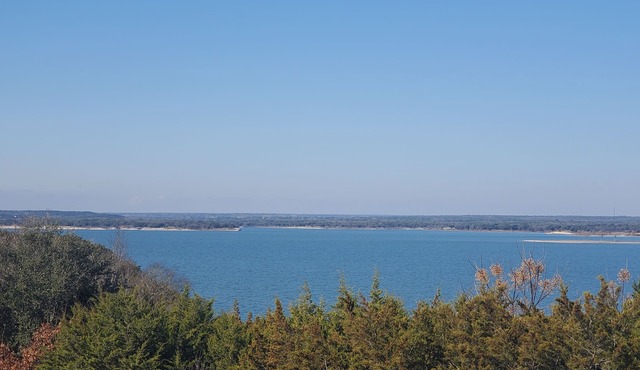 1 acre home on Lake Whitney w/amazing views & trail to the lake. RELAXATION!
