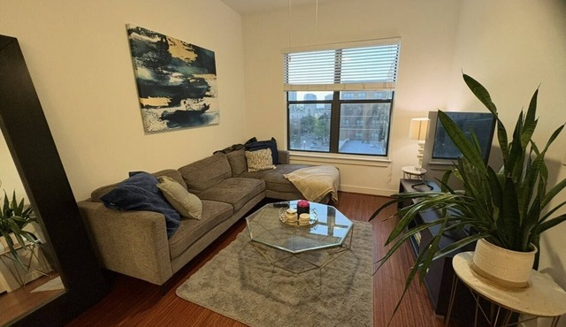 1-bedroom boutique apartment in charming Dallas w free parking & WiFi.