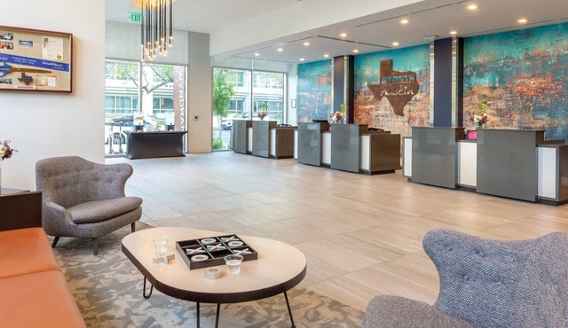 1 Bedroom in the heart of Austin Amazing Rooftop Pool!
