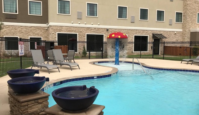 1 Bedroom | Outdoor Pool, Free Wi-Fi & Breakfast