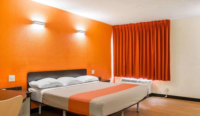 1 King Bed | Non-Smoking