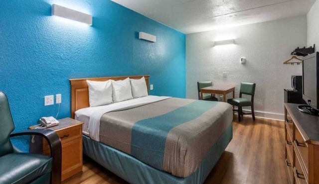 1 King Bed|Smoking|Micfridge