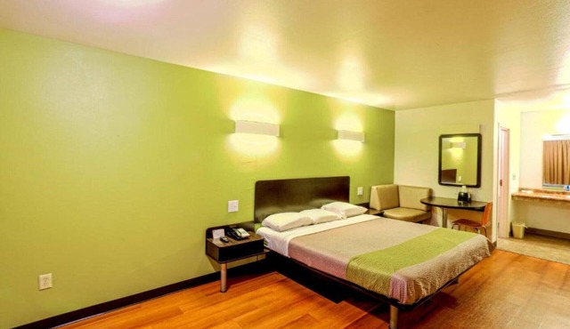 1 King Bed | Suite, Nsmk, Hot Tub, Micfridge