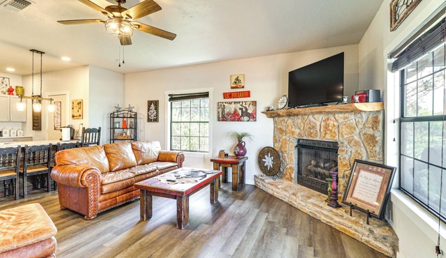 1 Mi to Lake: Pet-Friendly Cabin in Strawn