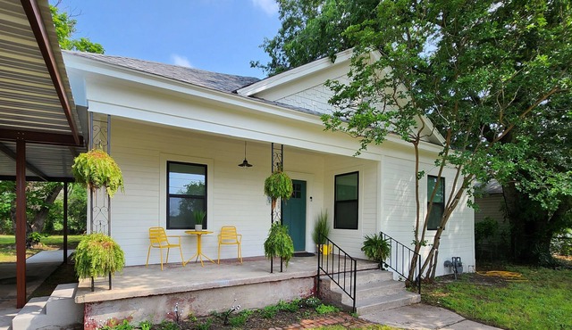 1 mile to McClane Stadium, 2 miles to Magnolia Silos, close to all things WACO
