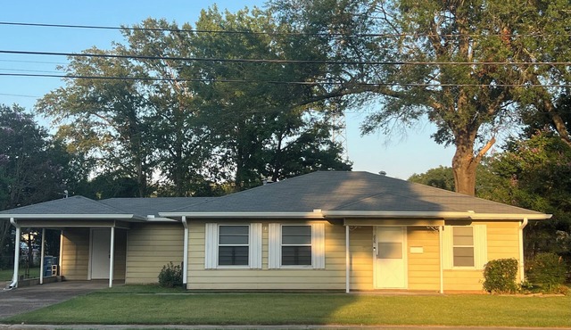 10 Miles to Caddo Lake – 2BR/2BA Vivian Home Close to NCMC Hospital