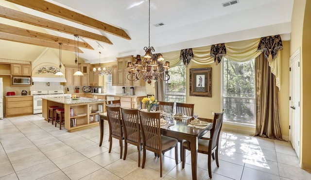 10 Minutes from Downtown Memphis - Southern Luxury in this Spacious Home in Marion