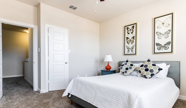 1014 Midlothian - Modern Home Welcoming You