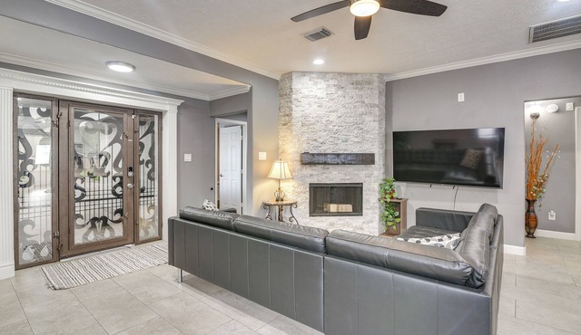 11 Mi to Dtwn: Family Home in Houston!