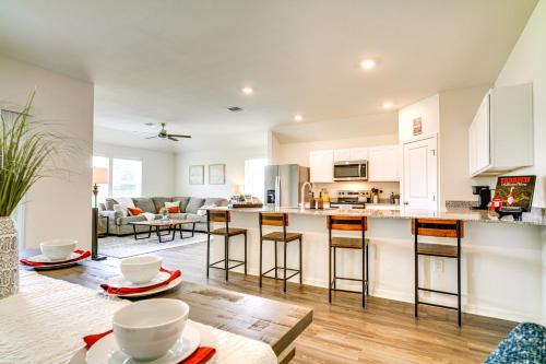 12 Mi to Avery Island: Spacious Family Home!