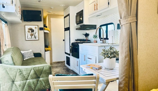 13 Acres Solstice RV: Hike/Swim/Yoga
