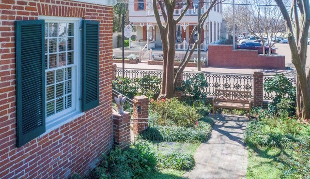 1835 Downtown Luxury Antebellum
