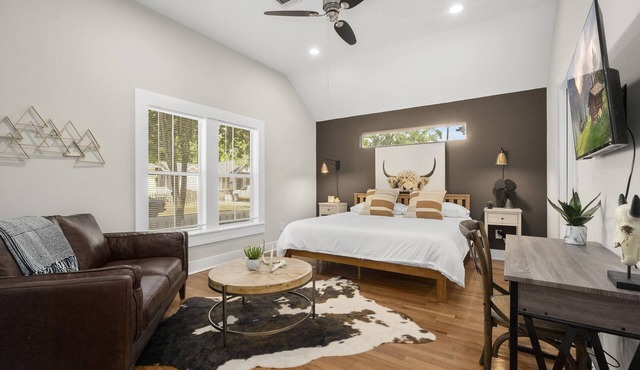 1930s Home, King bed, sleeps 8, Gameroom, walk to Main St