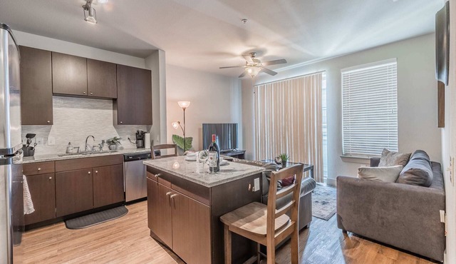 1Bedroom 2 beds Apt Uptown/Parking/Washer n Dryer