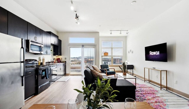 1Br Apt in Deep Ellum with King bed, Pool & Outdoor Space