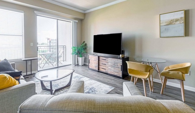 1BR Luxury Uptown Suite w/ Pool & Gym