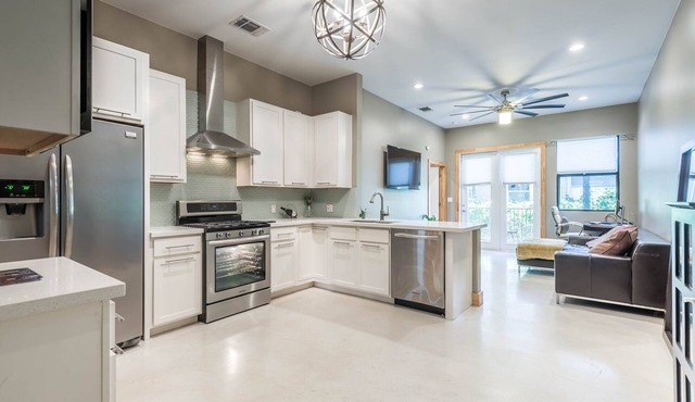 2.5 miles to Alamodome - Luxury Condo in the heart of SA and Pearl Brewery