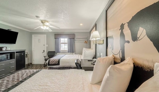2 Accommodations | Near Heritage Village Attraction + Free Parking | 2 Queen Bed in Scurry County
