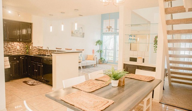 2 bd/1 b condo &fireplace. 10 min to DFW airport
