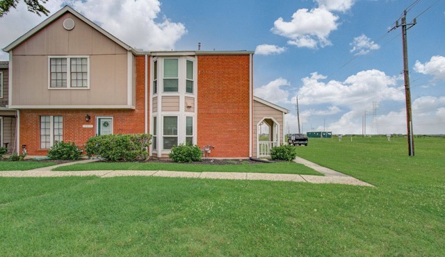 2 Bd/2.5 Ba Townhome near NASA!