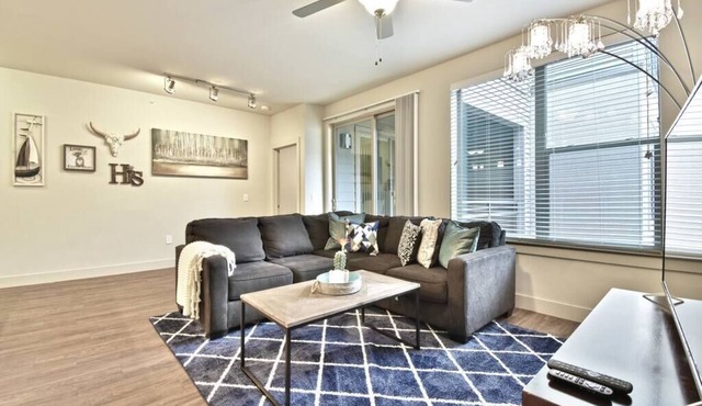 2 Bedroom Apt with Parking Long term stay allowed