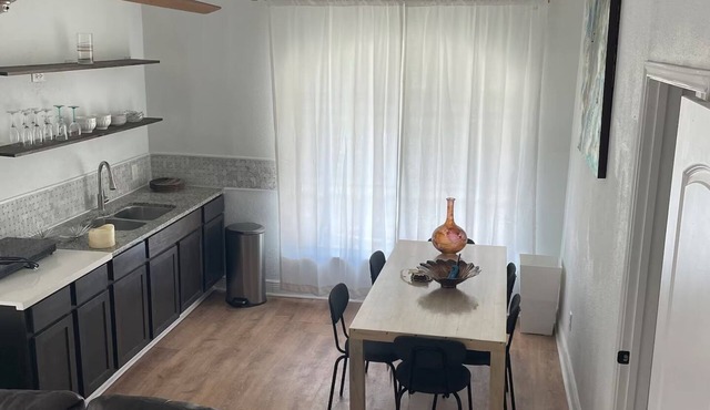 2-bedroom house in tranquil Houston with cool AC breeze in the Medical Center/UH