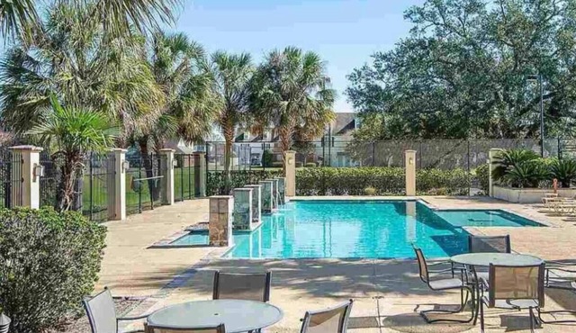 2 Bedroom LSU Townhome|Gated Patio|Hot Tub|Pool