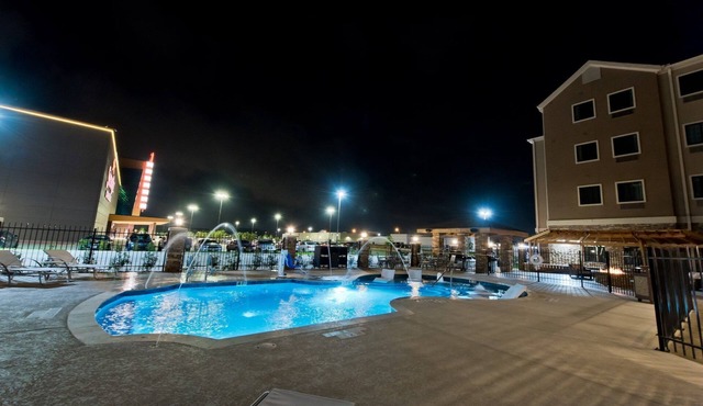 2-Bedroom Suite, 1 King + 2 Queens, Sleeps 6