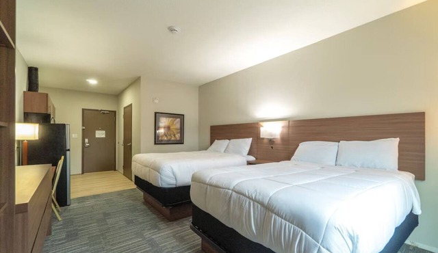 2 Comfortable & Family-Friendly Rooms w/Kitchenette and Free Parking