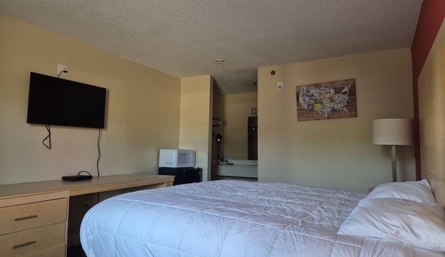 2 Comfortable King Rooms Ideal for Exploring Nearby Chickamauga Highlights in Chickamauga