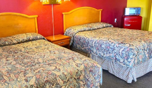 2 Comfortable Rooms w/Free Parking, Near Frasch Park Golf Course - Sulphur Park