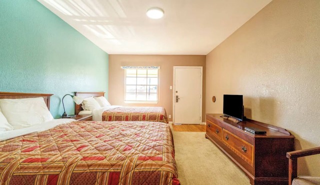 2 Convenient Rooms, Free Parking Near Downtown | Yoakum City Park - 3.7 mi away in DeWitt County