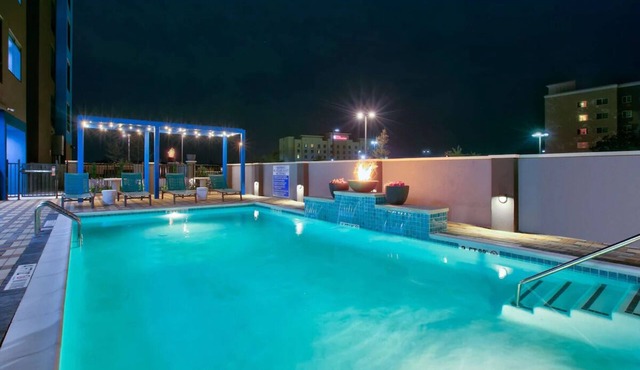 2 Convenient Rooms Stay Minutes from Six Flags Fiesta Texas