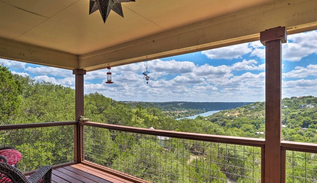 2 Furnished Decks & Lake Views: Austin Escape
