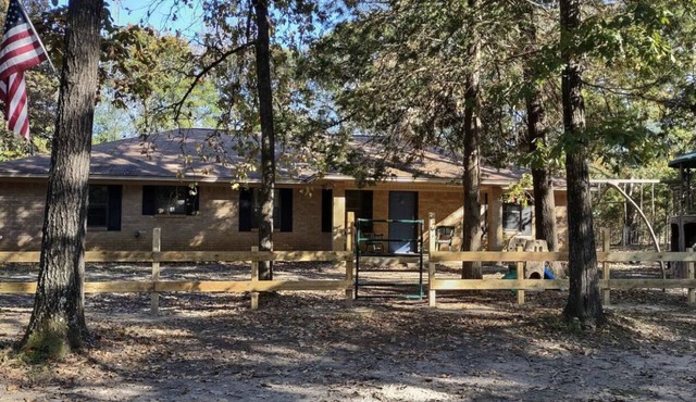 2 Homes on 50 Acres-Family & Work Crew Ready