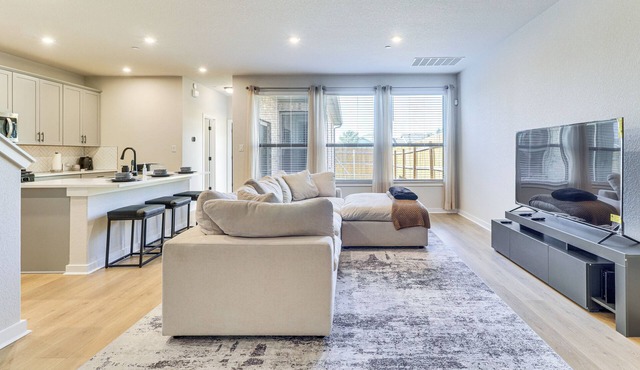 < 2 Mi Kalahari & Dell Diamond! Modern Townhome