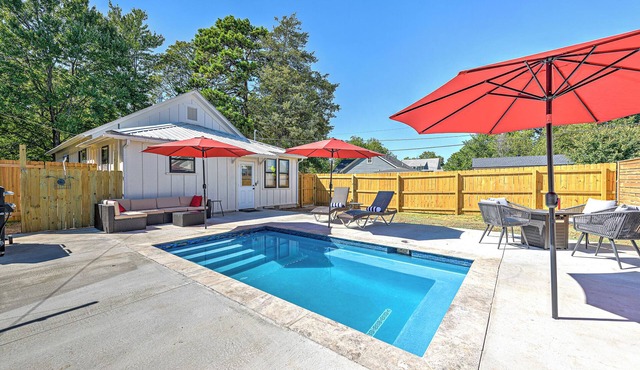 .2 mi to Downtown Rogers, Heated pool on Bike Trail, King Bed, Fire table