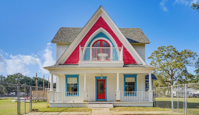 2 Mi to Gator Chateau: Vibrant Home w/Balcony