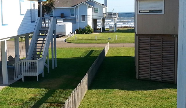 2 MIN WALK TO BEACH; OCEANVIEW! 3 bedrm, 2 balconies, BBQ GRILL, WiFi/3TV's