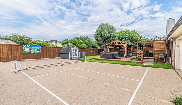2 minutes from lake, Pickleball, Hot Tub, Pool table!