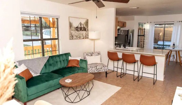 2 minutes to downtown! Hill Country Luxury Duplex TX Wine Trail - Home B