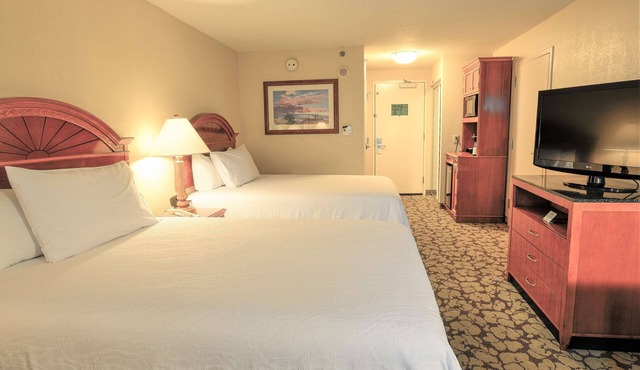 2 Pet-Friendly Rooms with Breakfast, Pool, and Quick Drive to CityCentre