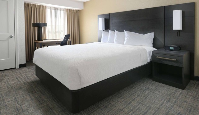 2 Pet-friendly Suites W/Full Kitchen! FREE Breakfast, Parking, Pool, Tennis Ct!